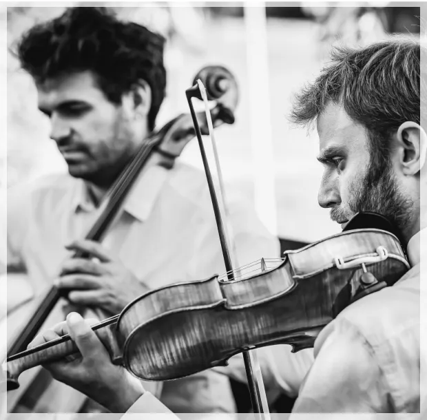 Violinist and cellist performing live classical music at a wedding in Bordeaux – Récital Production